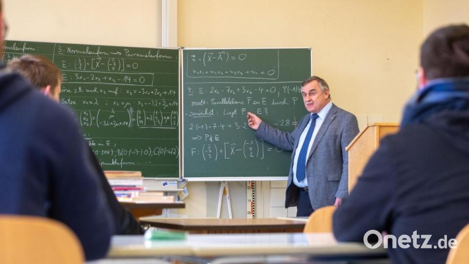 Albert Bauer, Schulleiter der Spätberufenenschule Fockenfeld, unterrichtet Schüler im Klassenzimmer. Bild: Armin Weigel/dpa