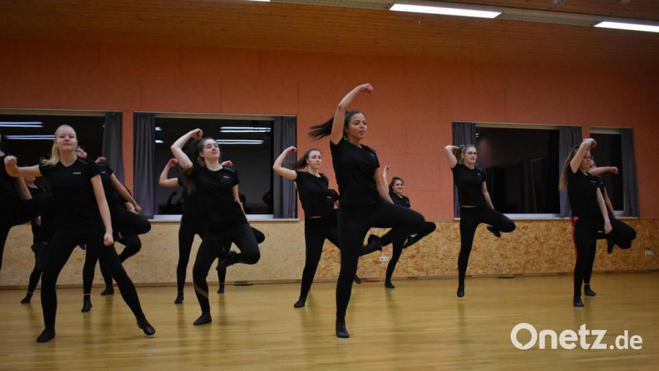 Für OTon hat Lucia Seebauer die Ü-15 Mädels der AWO-Tanzgruppe Grün-Weiß in Oberviechtach beim Training besucht. Sie ersetzte dabei eine fehlende Tänzerin. Bild: lue