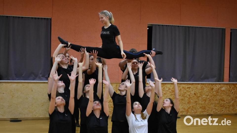 Kollegin Lucia Seebauer (unten knieend, Zweite von rechts) ersetzte bei einem Training der AWO-Tanzgruppe Grün-Weiß eine Tänzerin der Ü-15-Gruppe. Dabei merkte sie, was zunächst einfach aussieht, ist harte Arbeit. Bild: exb/Michael Welnhofer
