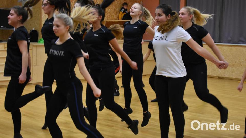 Für OTon hat Lucia Seebauer die Ü-15 Mädels der AWO-Tanzgruppe Grün-Weiß in Oberviechtach beim Training besucht. Sie ersetzte dabei eine fehlende Tänzerin. Bild: exb/Michael Welnhofer