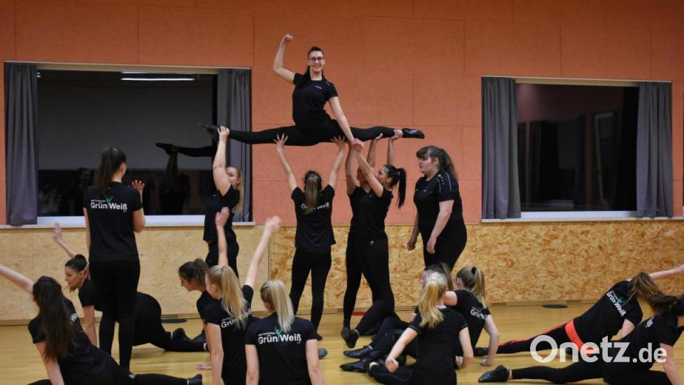 Für OTon hat Lucia Seebauer die Ü-15 Mädels der AWO-Tanzgruppe Grün-Weiß in Oberviechtach beim Training besucht. Sie ersetzte dabei eine fehlende Tänzerin. Bild: lue