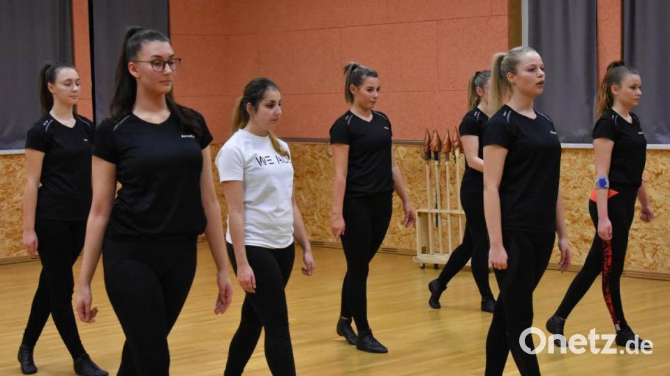 Für OTon hat Lucia Seebauer die Ü-15 Mädels der AWO-Tanzgruppe Grün-Weiß in Oberviechtach beim Training besucht. Sie ersetzte dabei eine fehlende Tänzerin. Bild: exb/Michael Welnhofer