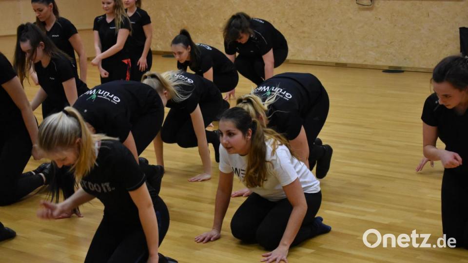 Für OTon hat Lucia Seebauer die Ü-15 Mädels der AWO-Tanzgruppe Grün-Weiß in Oberviechtach beim Training besucht. Sie ersetzte dabei eine fehlende Tänzerin. Bild: exb/Michael Welnhofer
