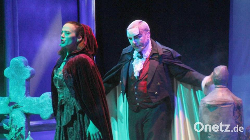 Christine und Erik auf dem Friedhof. Bild: exb