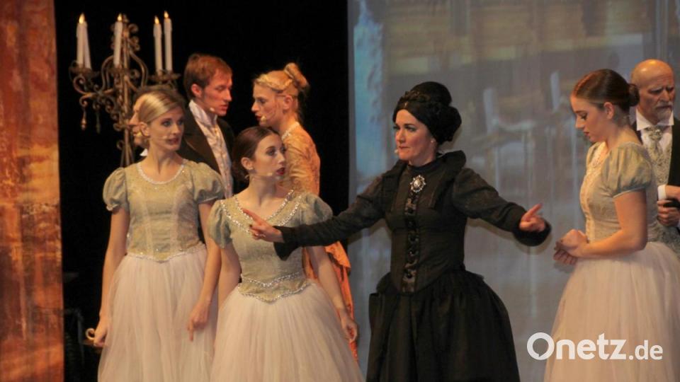 Auftritt der Ballmädchen. Bild: exb