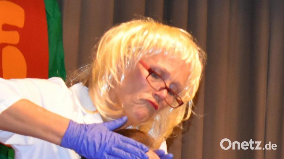 &quot;Hier hilft nur mehr ein Facelifting&quot;, meint die Schönheits-Chirurgin (Anita Stauber). Die Frau des Drogerieinhabers spielt Theresia Hacker. Bild: rgr