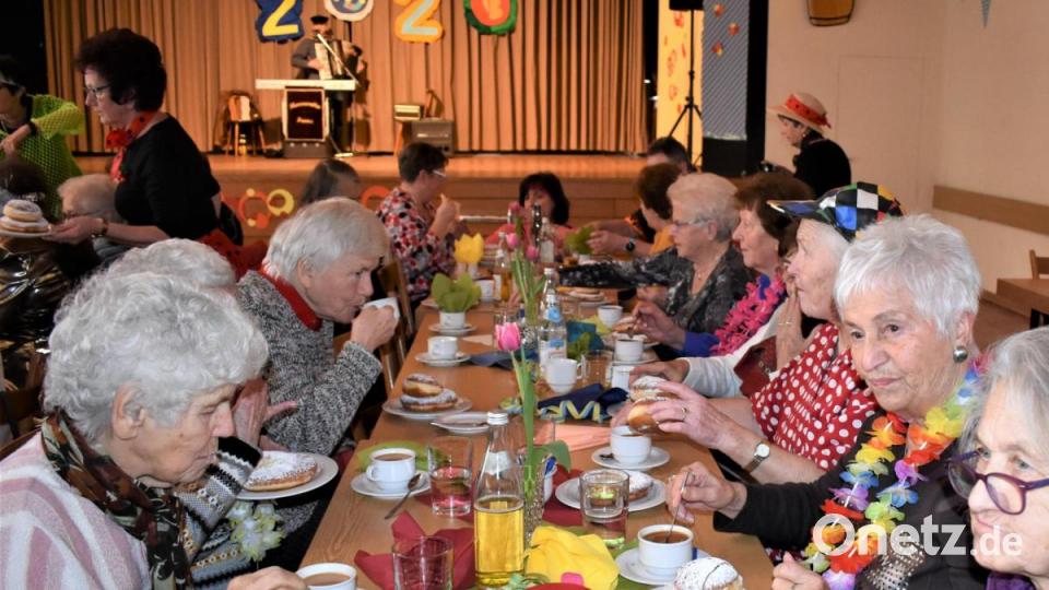 Fraffen und Kücheln gab es beim Seniorenfasching des Frauenbundes im Jugendheim Grafenwöhr. Bild: rgr