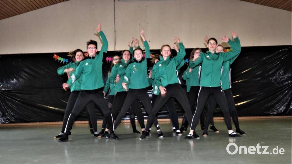 Jeden Samstag trainieren die &quot;Funky Feets&quot; für die Auftritte bei den Faschingsveranstaltungen im Landkreis und darüber hinaus. Bild: ubb
