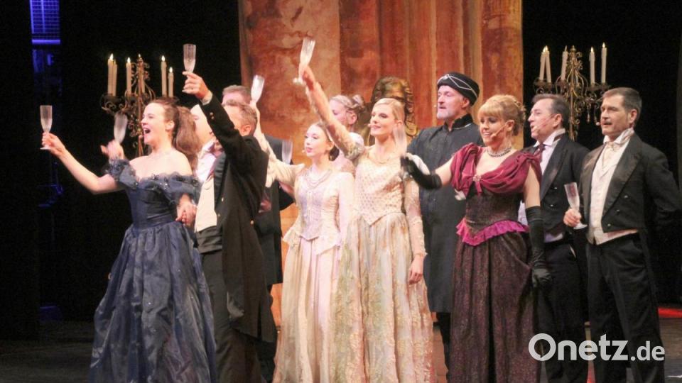 Christine bei Verdis „Brindisi“. Bild: exb