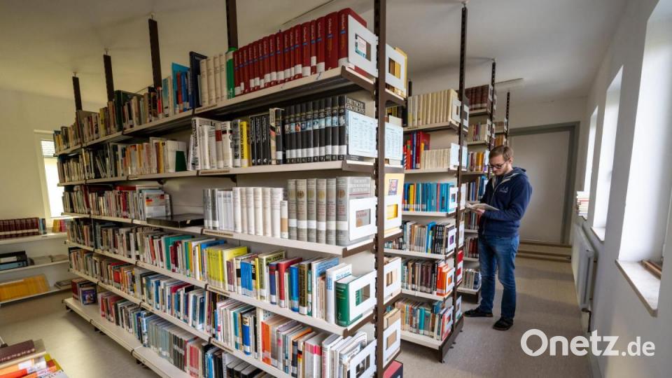 Die Schulbibliothek in der Spätberufenenschule Fockenfeld. Bild: Armin Weigel/dpa