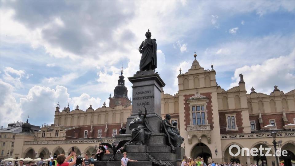 Begehrte Kulisse für Erinnerungsfotos ist das Adam-Mickiewicz-Denkmal. Bild: bz