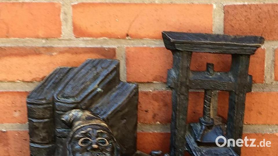 Aus einer Regime-Kritik ist eine Kunstbewegung geworden: 600 Bronze-Zwerge findet der Besucher in Breslau.Hier ein Buchdrucker. Bild: bz