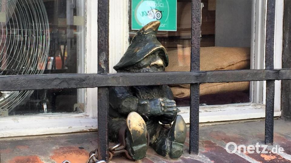 Dass hier einmal ein Gefängnis war, zeigt der Knastbruder aus Bronze anschaulich. Bild: bz