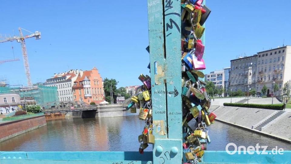 Auf immer und ewig: Mittlerweile wiegen die Liebesschlösser Tonnen. Bild: bz