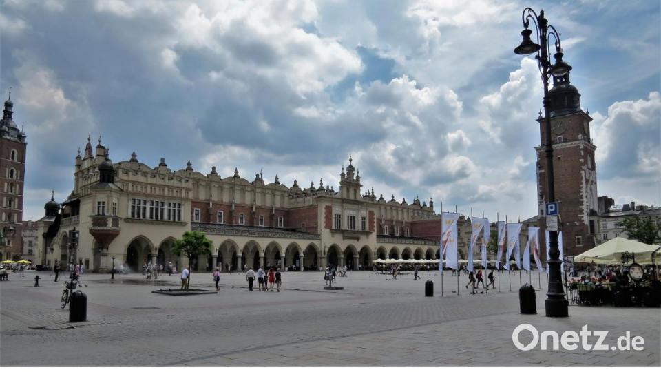 Mit 40 000 Quadratmetern ist der Hauptmarkt in Krakau der größte mittelalterliche Platz Europas. Hier trifft sich, wer sehen oder gesehen werden will. Bild: bz