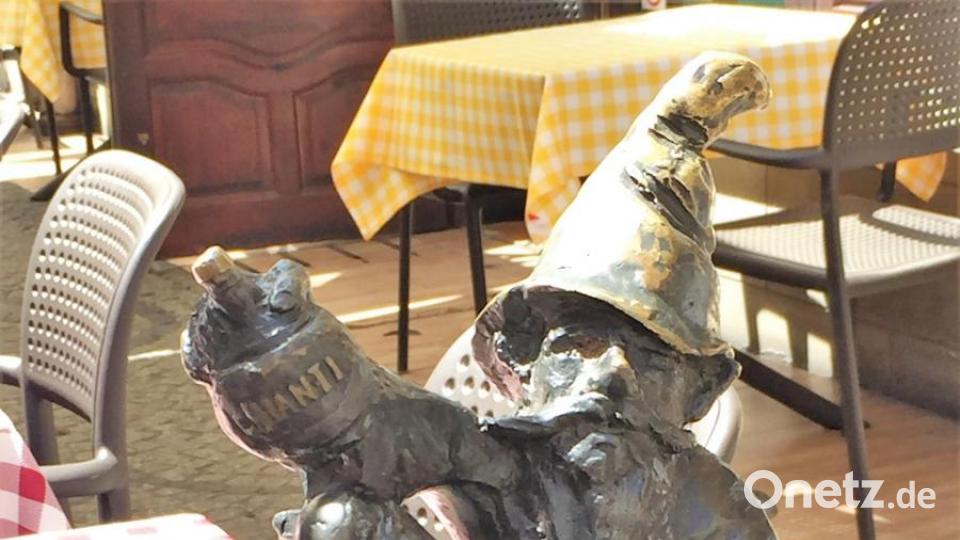 Mit Chianti und Pizza auf der Vespa wirbt die Figur für ein italienisches Restaurant. Bild: bz