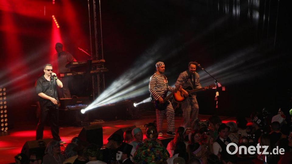 Für heiße Rhythmen sorgte die Party-Band „Surprise“ aus dem oberfränkischen Neuenmarkt. Bild: wro
