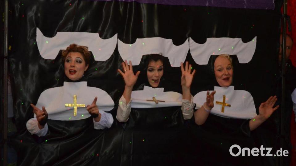 Die &quot;Senioritas&quot; bringen mit ihren heißen Tänzen auf Lieder von Madonna das Publikum zum schwitzen. Bild: Paula Gäbelein
