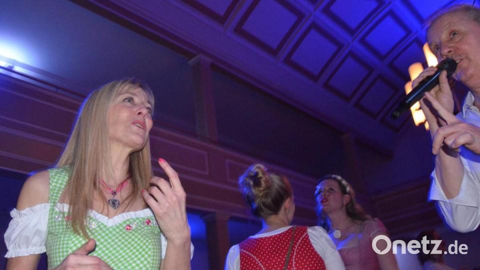 Auf der Bühne stand die hochkarätige Stimmungsband „Schwarzfischer“ aus dem „Schottenhammel-Zelt“ auf dem Münchner Oktoberfest. Bild: Kunz