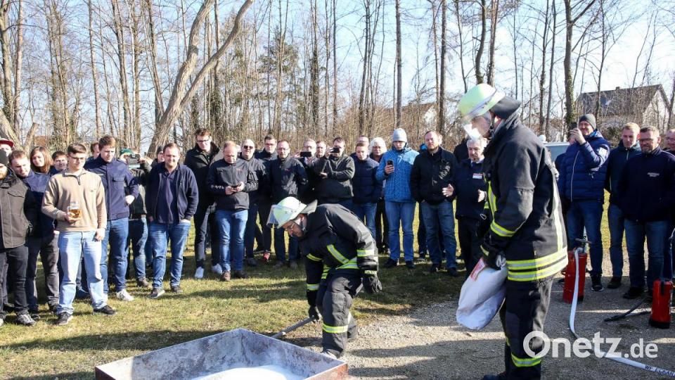 Vorführung Metallbrand - hier sieht man das Löschgranulat. Bild: egl