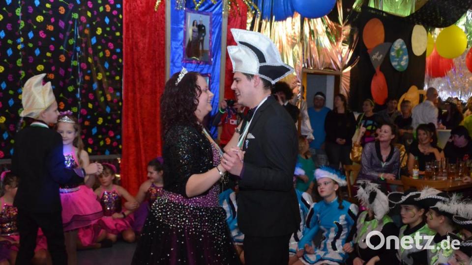 Jessica I. mit ihrem charmanten Prinzen Tobias I. und dem Kinderprinzenpaar beim royalen Eröffnungstanz. Bild: Paula Gäbelein