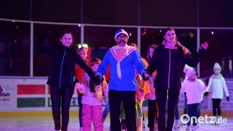 Die Polonaise zum Auftakt mit allen Beteiligten wurde angeführt durch den 92 jährigen Georg Streich. Bild: Andreas Brückmann