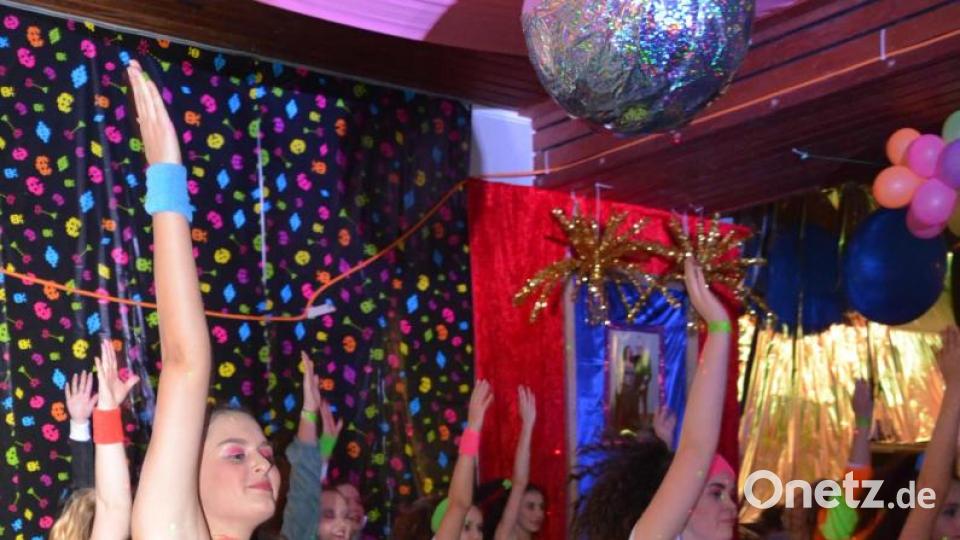 Die Prinzengarde in Aerobic-Kostümen steckt die Gäste mit ihrer guten Laune an. Bild: Paula Gäbelein