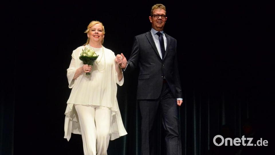 Dagmar Nachtigall und Stephan Wanninger schreiten zum Altar. Bild: Kunz