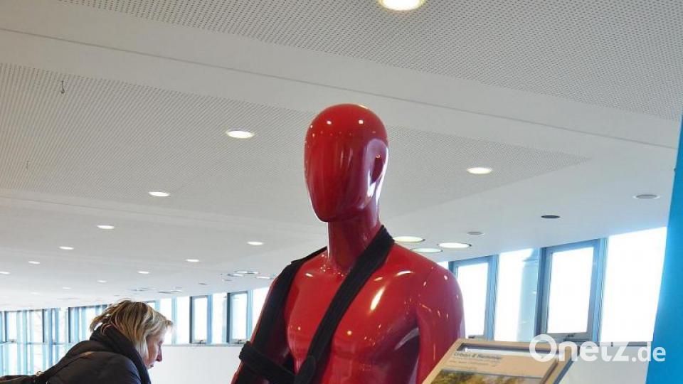 Er zeigt die neuesten Armstützen Bild: Bühner