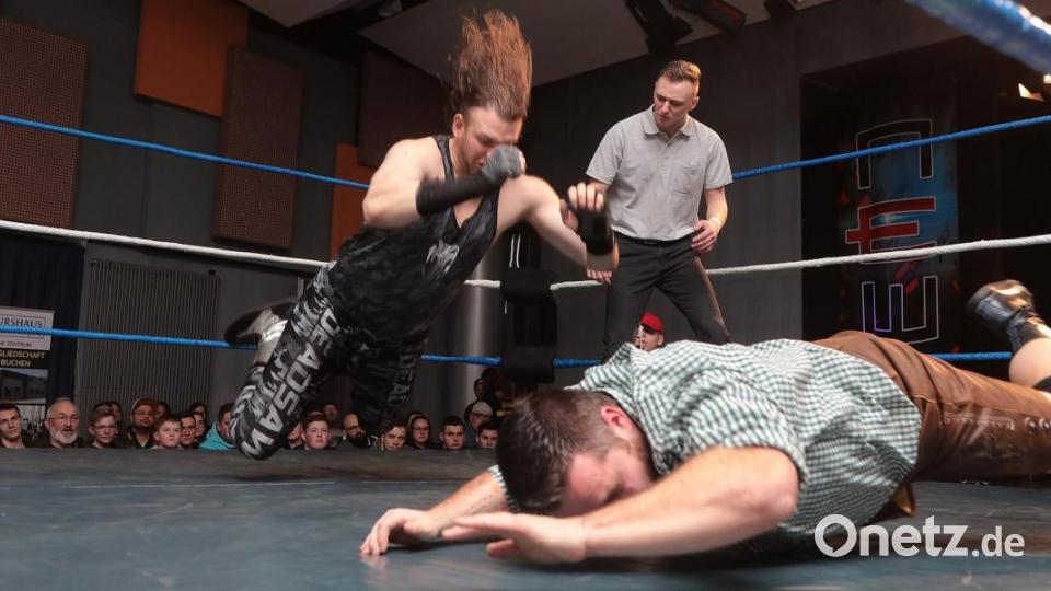 Im Musikomm ging es hart zur Sache: Amberg erlebte seine erste Wrestling -Show. Bild: Wolfgang Steinbacher