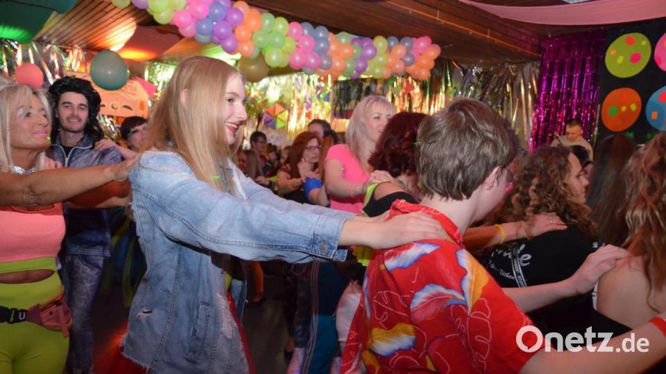 Einmal eine Polonaise durch die ganze Halle. Bild: Paula Gäbelein