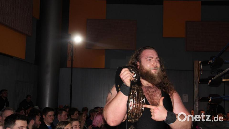 Ein Titel für die Oberpfalz: John Drake ist World Tag Team Champion. Bild: blf
