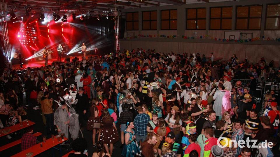 Man brauchte beim HCL-Superfasching erst gar nicht mit dem Zählen anfangen. Auf den Nenner gebracht: die Dreifachturnhalle war mehr als nur gut gefüllt. Für Stimmung sorgte auch „Surprise“. Bild: wro