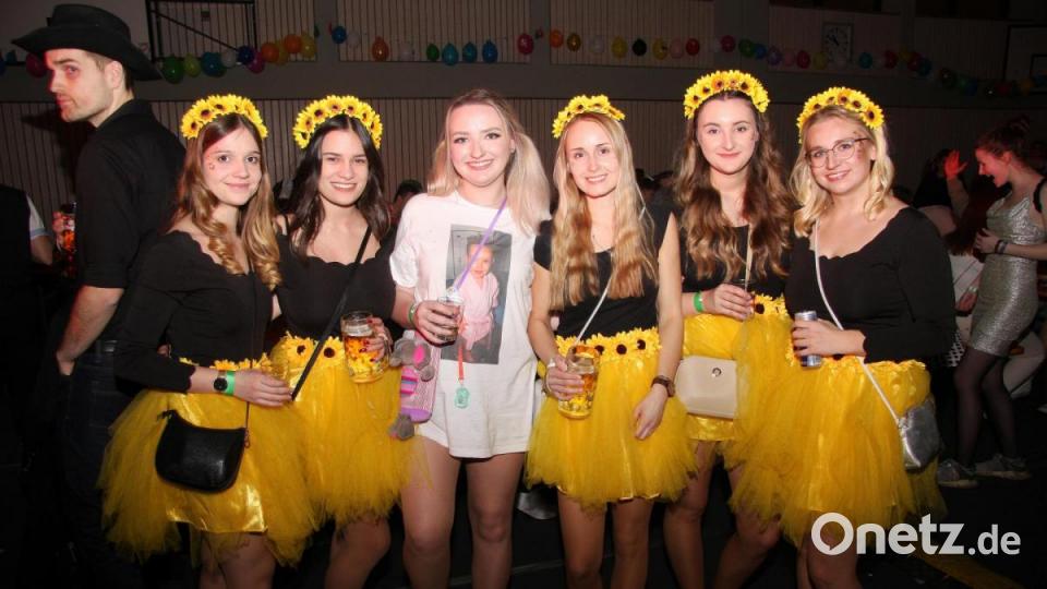 In originellen Kostümen waren die Besucher zum HC-Superfasching gekommen. Bild: wro