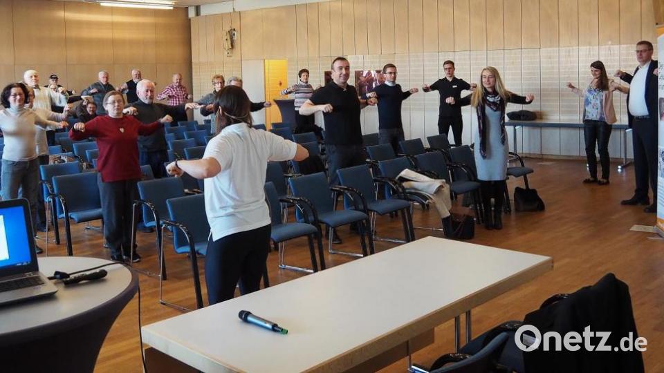 Ein Gymnastikprogramm zur Lockerung bot Physiotherapeutin Julia Malzer Bild: Bühner