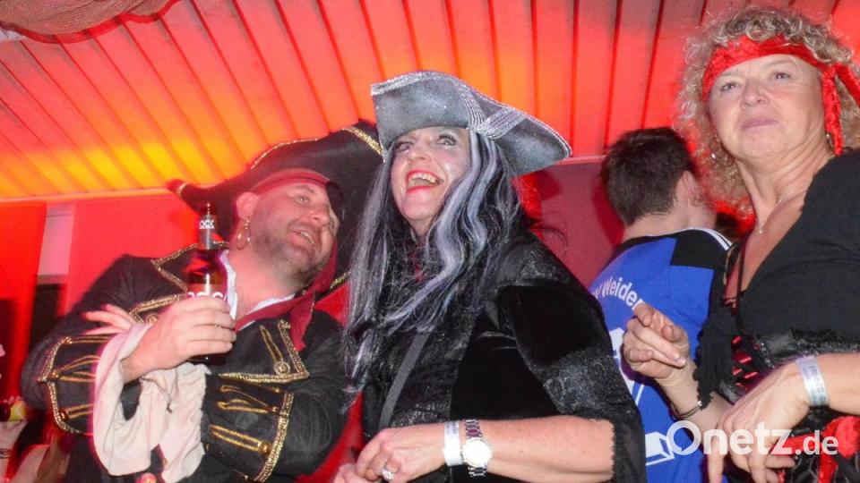 Und ne Buddel voll Rum. SpVgg-Chef Michael Kurz (links) jubelt über eine rauschende Ballnacht. Bild: Kunz