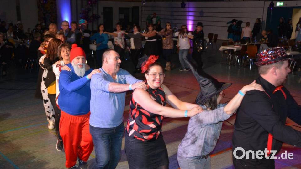 Eine Polonaise durch den Saal durfte nicht fehlen. Bild: jr