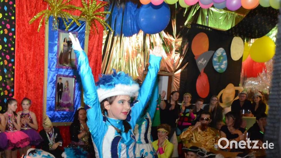 Die Jugendgarde präsentiert einen klassischen Gardemarsch. Bild: Paula Gäbelein