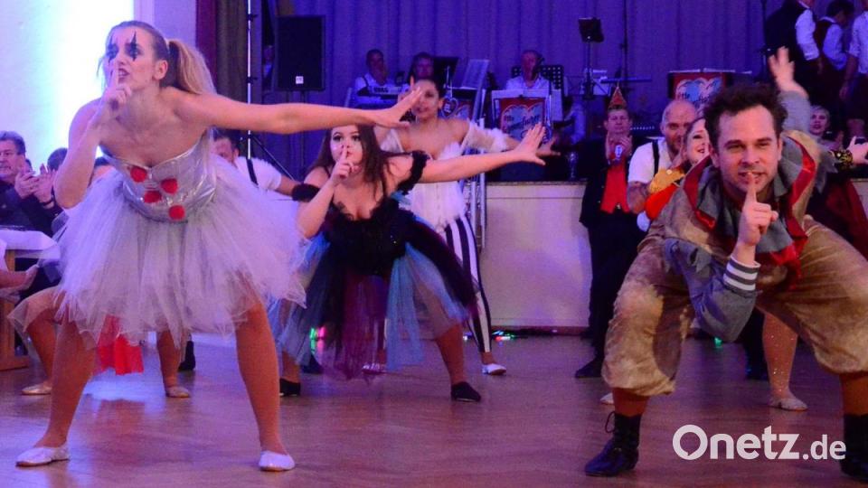 &quot;This used to be a funhouse&quot; - Die Weidener Garde beim Showtanz. Bild: Kunz