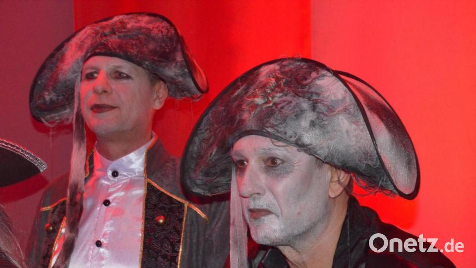 Finstere Gesellen bevölkern die Mehrzweckhalle. Bild: Kunz