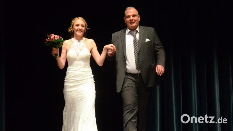 Maria Sponsel und Wolfgang Pausch schreiten zum Altar. Bild: Kunz