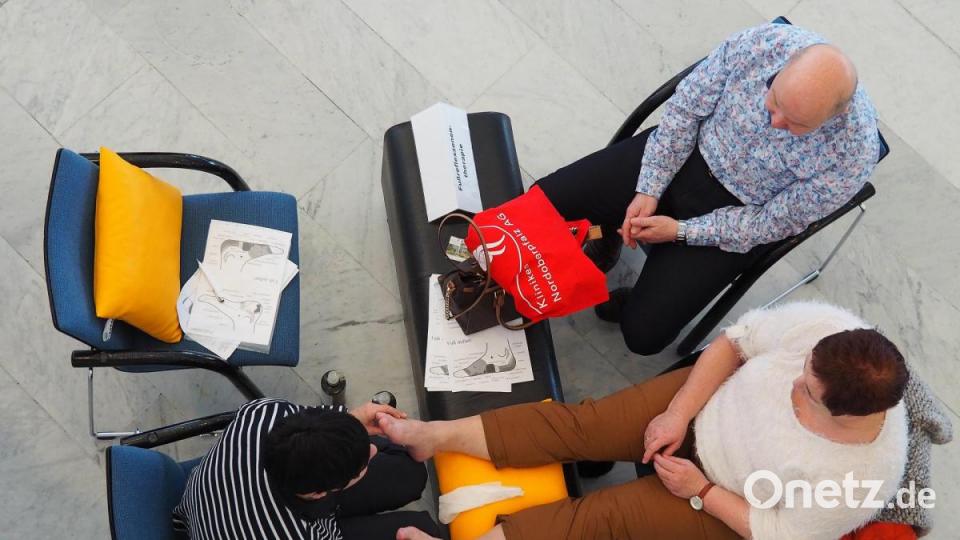 Auch Fußreflexzonenmassage stand auf dem Programm Bild: Bühner