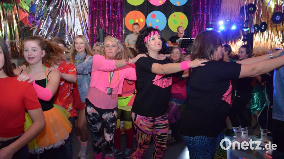 Einmal eine Polonaise durch die ganze Halle. Bild: Paula Gäbelein
