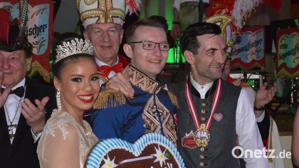 Faschingsorden für Bernd Dostler, überreicht durch das Münchner Prinzenpaar Desiree I. und Moritz I.. Bild: Kunz