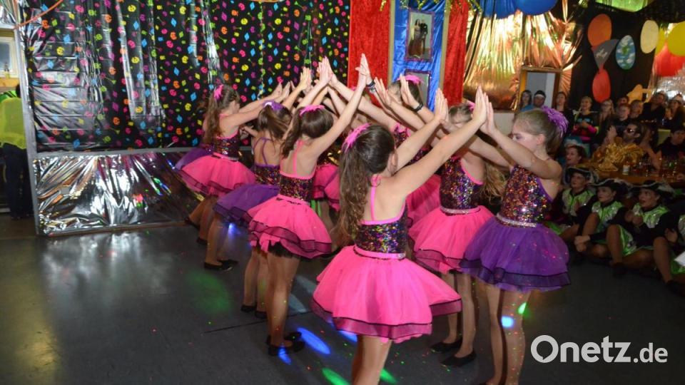 Die Kindergarde zeigt ihre neuen Kostüme bei ihrem Showtanz zu einem Mix aus den 80ern. Bild: Paula Gäbelein