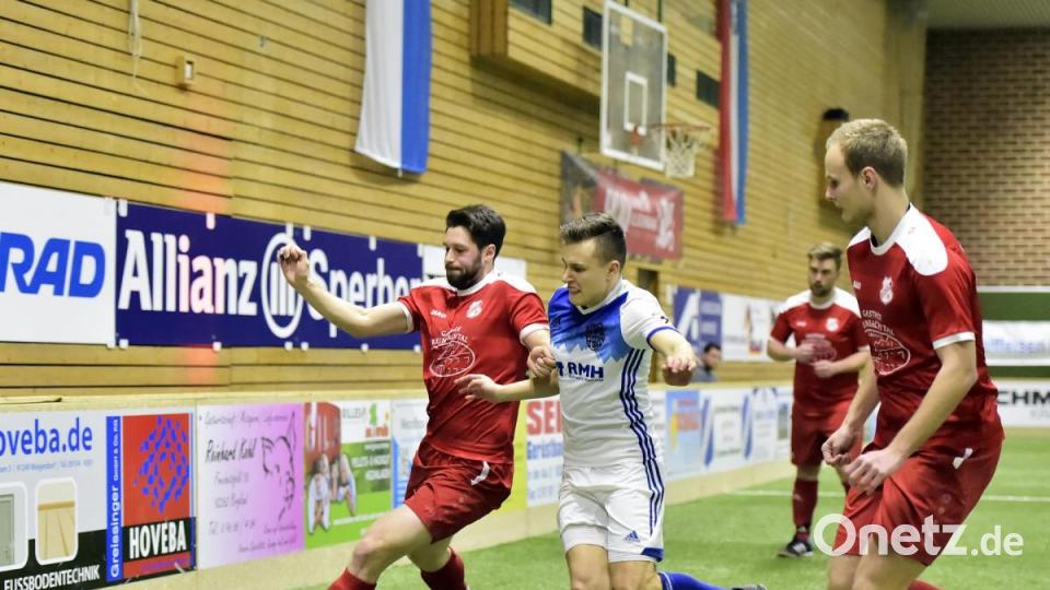 Hallenmaster 2020 des SV Illschwang Herren

Szene aus dem Gruppenspiel TSV Königstein (Rot) gegen den TUS Rosenberg


Saison: 2019/20

Bild: Ziegler Bild: Hubert Ziegler