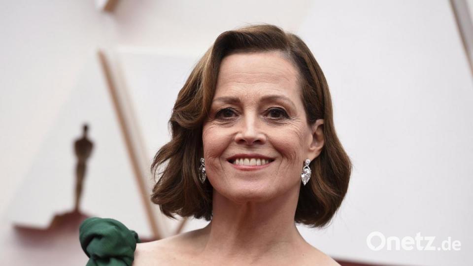 Schauspielerin Sigourney Weaver kommt in einer dunkelgrünen Abendrobe. Bild: Jordan Strauss/Invision/AP/dpa