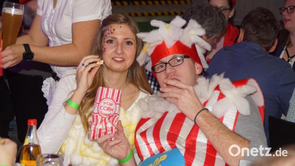 Diese beiden Maschkerer gönnten sich eine Auszeit von der Tanzfläche. Bild: mmj