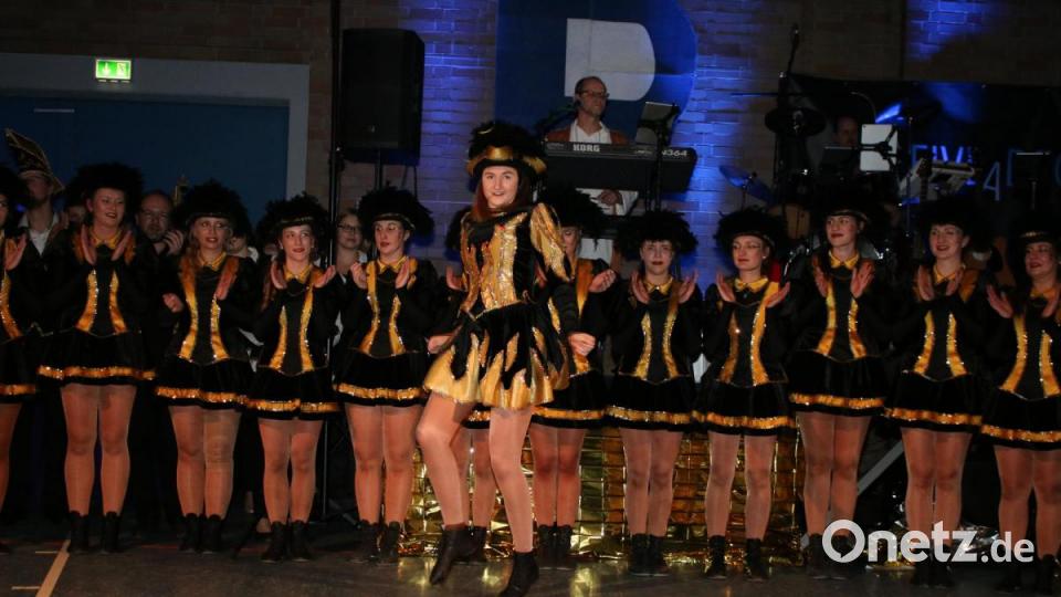 Celine Aumüller begeistert beim Ball des Pressather Faschingsvereins als Funkenmariechen. Bild: sne