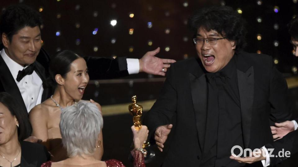 Er ist der Mann des Abends: Bong Joon Ho. Bild: Chris Pizzello/Invision/AP/dpa